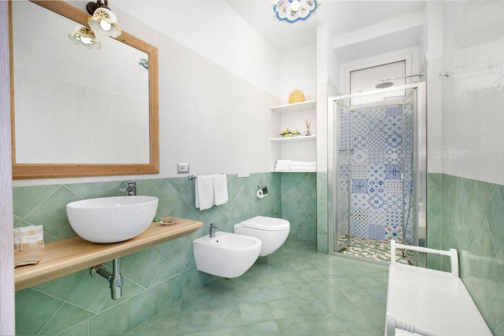 Koupelna v ubytování Millie Sorrento Suites