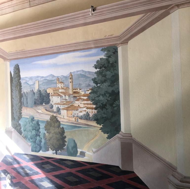 a mural on the wall of a room with a painting at Casa di Silvia in Città di Castello
