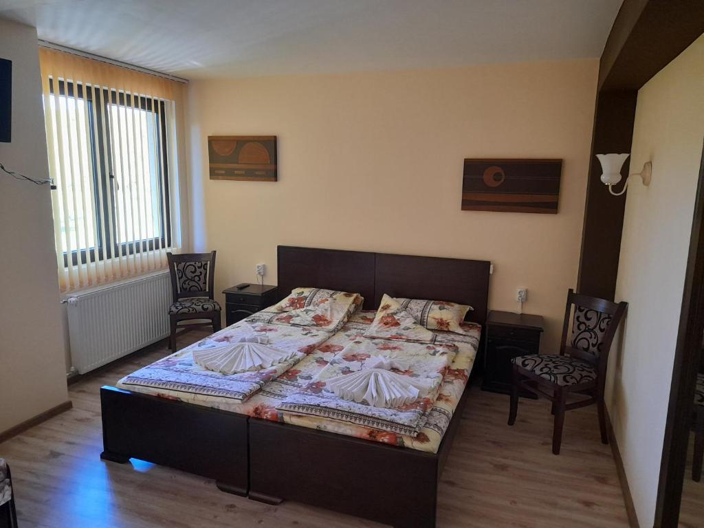 Postel nebo postele na pokoji v ubytování Guest house-restaurant St. George / Къща за гости-ресторант Свети Георги