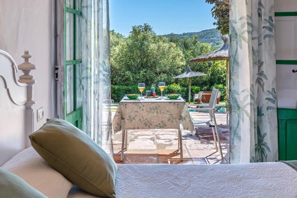 a room with a table with two glasses of wine at Hotel-Apart CORTIJO LAS PIÑAS in Tarifa