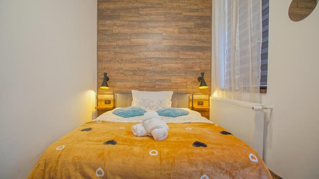 una cama con un animal de peluche sobre ella en Prime Residence, en Brasov