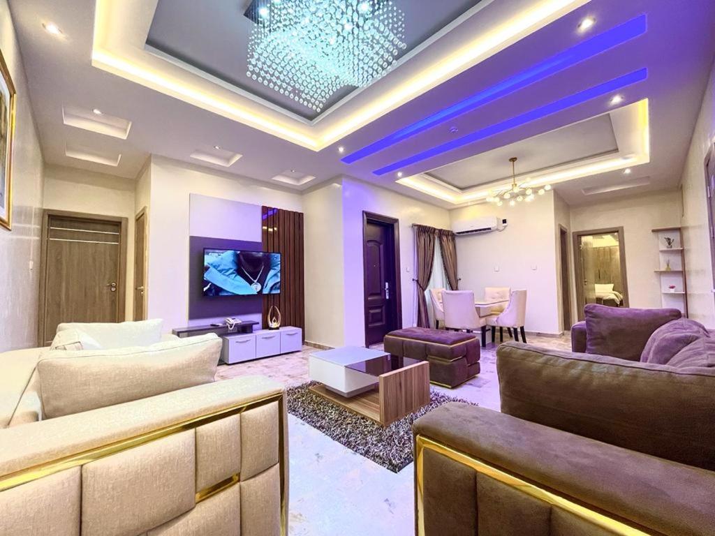 Televiisor ja/või meelelahutuskeskus majutusasutuses God's Touch Apartments Signature