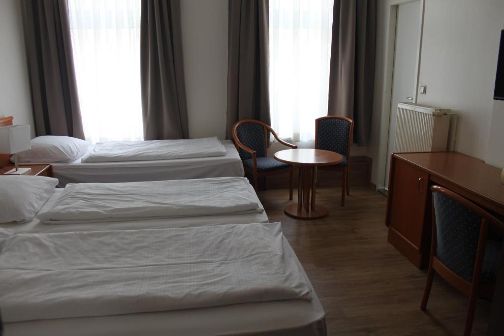 Stadt-Gut-Hotel Zum Rathaus - Triple Room