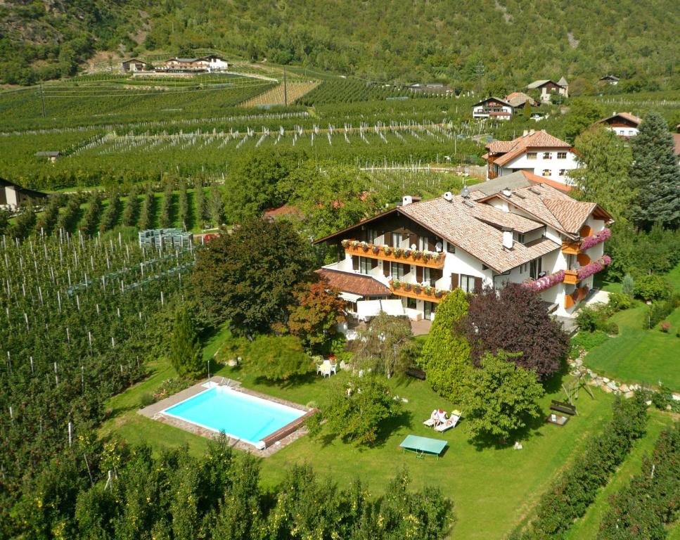 Bazén v ubytování Garni Hotel Am Meilenstein nebo v jeho okolí
