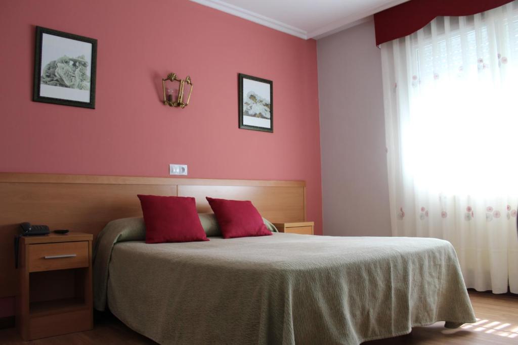 A bed or beds in a room at Hotel Rego Foz