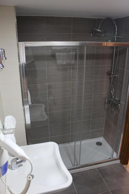 A bathroom at Hotel Rego Foz