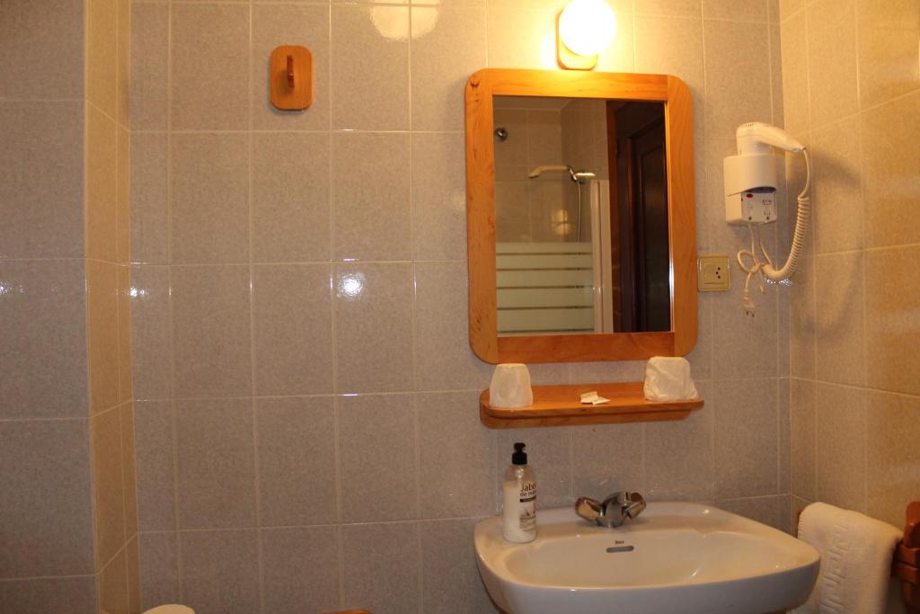 A bathroom at Hotel Rego Foz