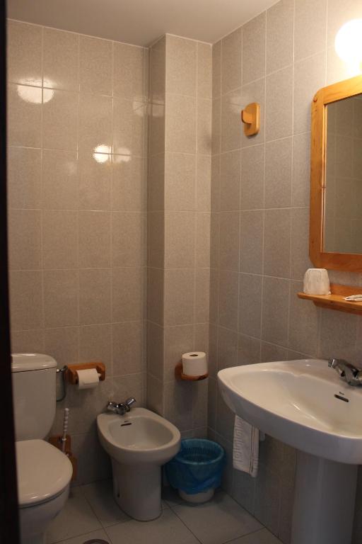 A bathroom at Hotel Rego Foz