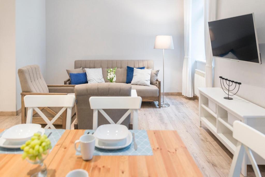 Televízia a/alebo spoločenská miestnosť v ubytovaní Apartament pod Twierdzą