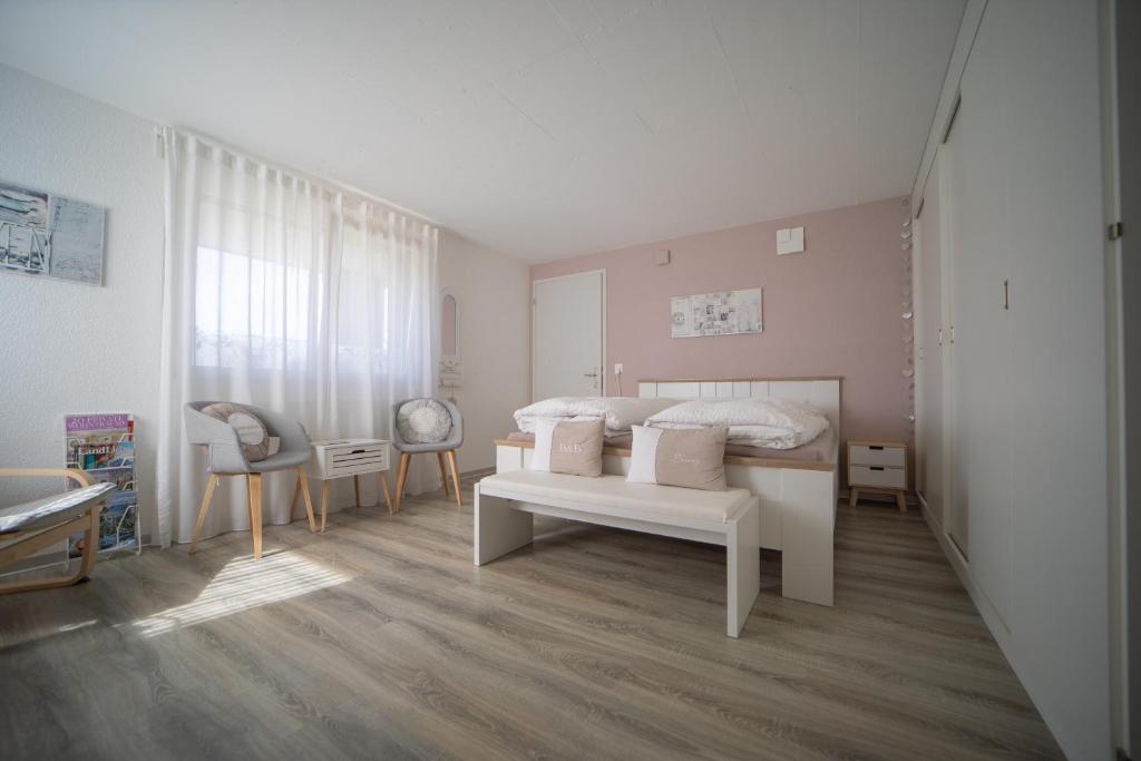 1 dormitorio con 1 cama, mesa y sillas en Studio Living... en Langnau