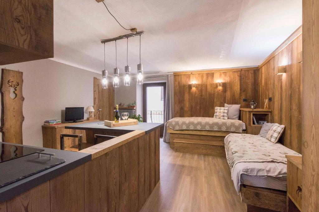 una camera con cucina e soggiorno di Casaborgovecchio Larice a Bardonecchia