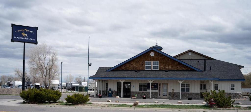 ein Gebäude mit einem Schild davor in der Unterkunft The Beaverhead Lodge in Dillon