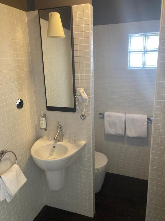 Koupelna v ubytování Hotel Georges