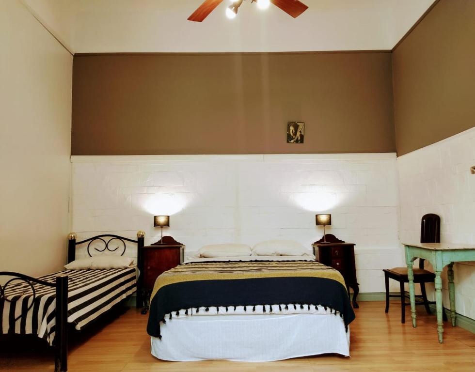 1 dormitorio con 1 cama y ventilador de techo en Play Hostel Soho en Buenos Aires