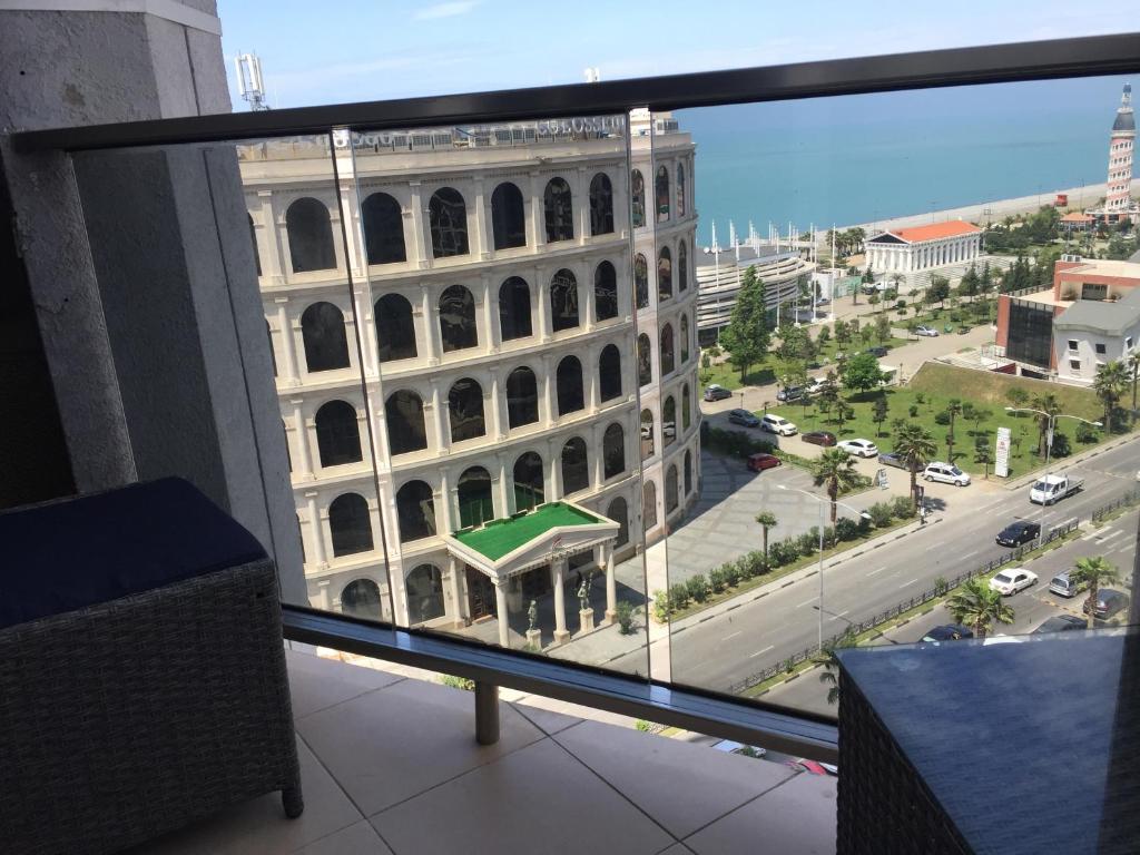 vistas a un gran edificio desde el balcón en Batumi21 en Batumi