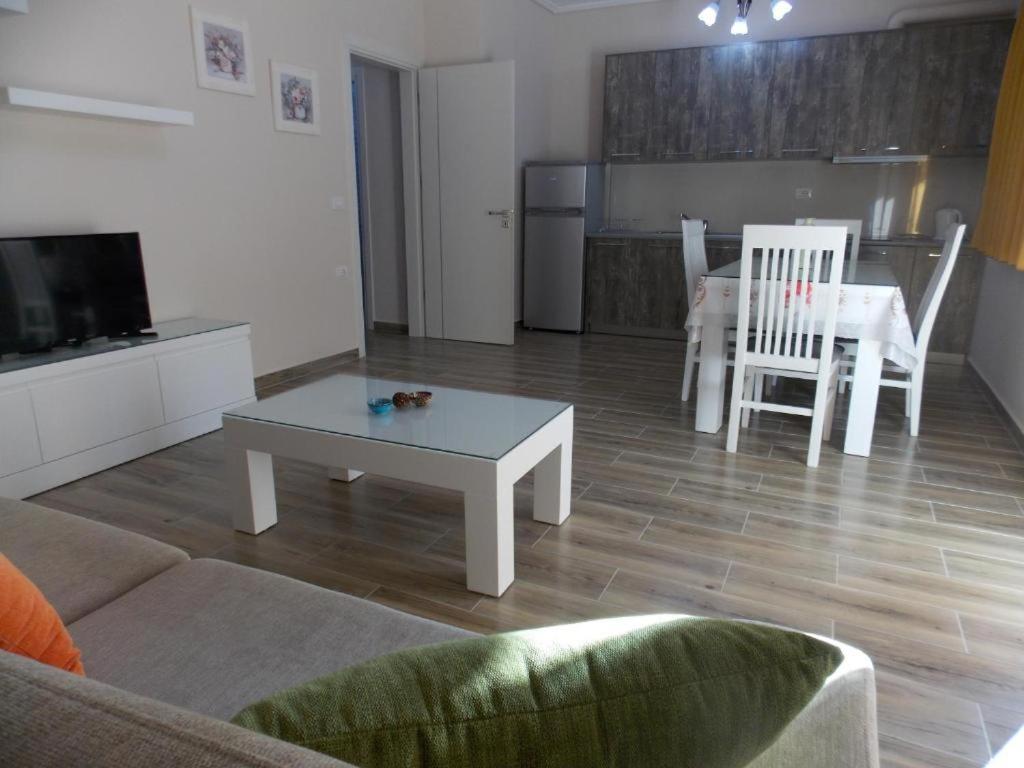 Coastline Apartments - One-Bedroom Apartment
