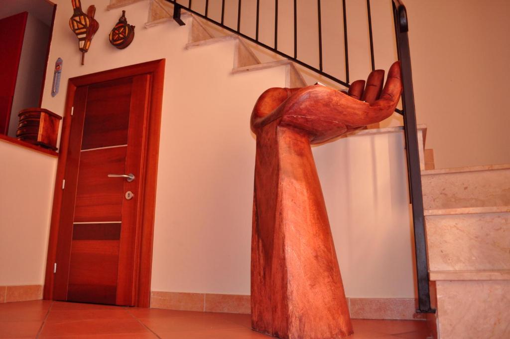 eine Handstatue auf einer Treppe in der Unterkunft Kalza House in Palermo