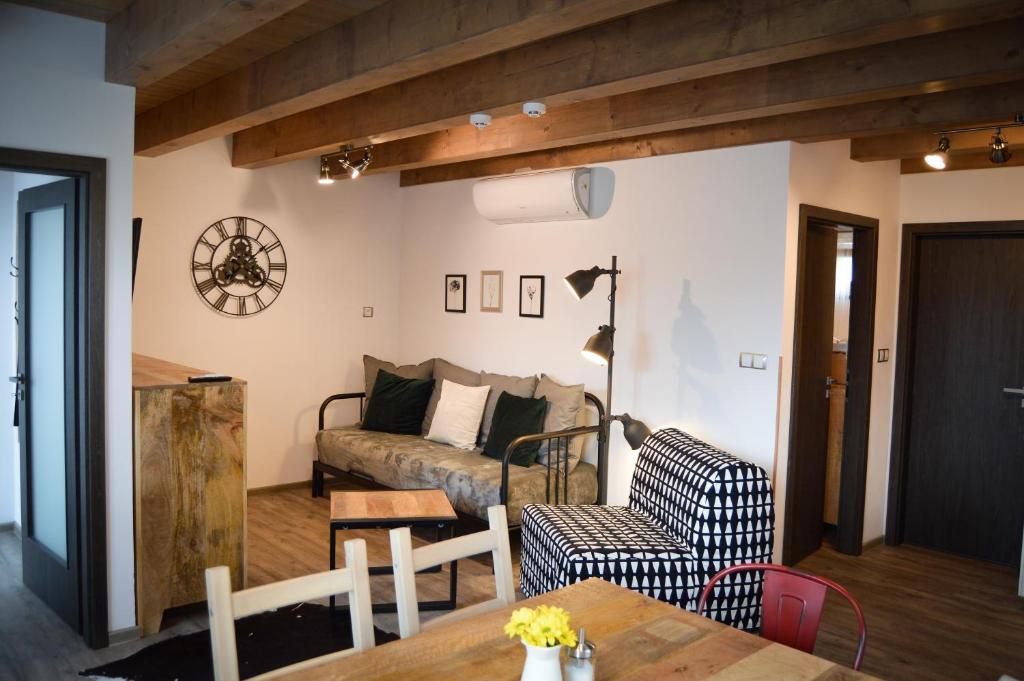 Część wypoczynkowa w obiekcie Apartmány Okrouhlá