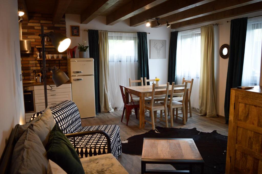 Część wypoczynkowa w obiekcie Apartmány Okrouhlá