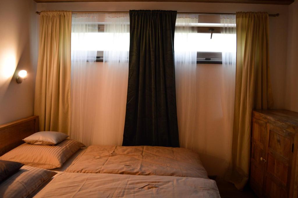 Łóżko lub łóżka w pokoju w obiekcie Apartmány Okrouhlá