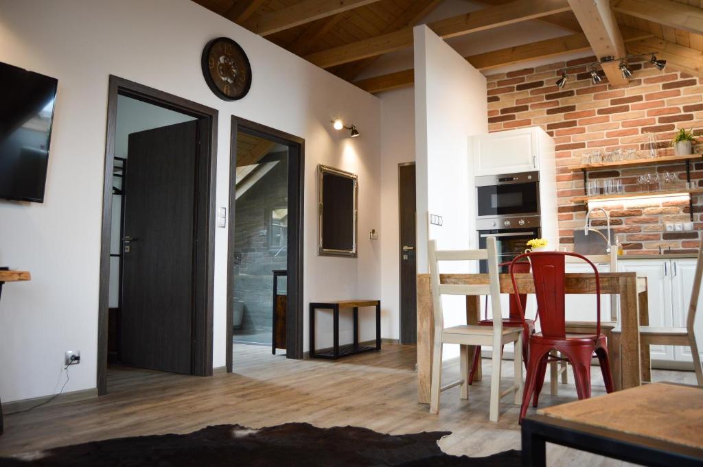 Telewizja i/lub zestaw kina domowego w obiekcie Apartmány Okrouhlá