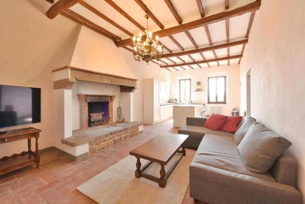 A seating area at Agriturismo I Poggilunghi