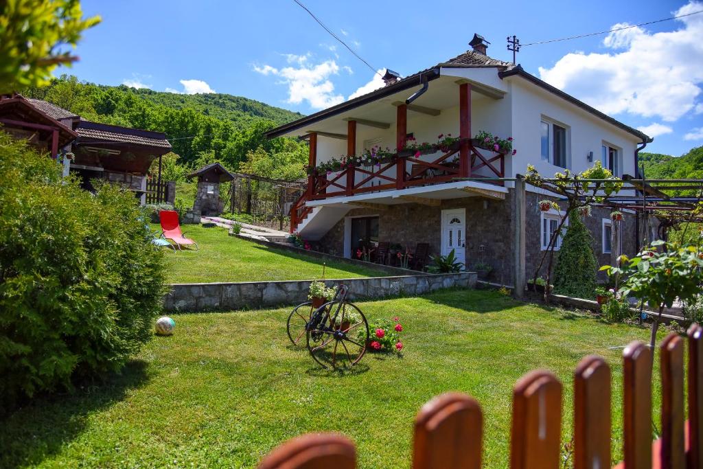 ein Haus mit einem Hof mit einem Zaun in der Unterkunft Casa DaFin Tekija - Kladovo in Tekija