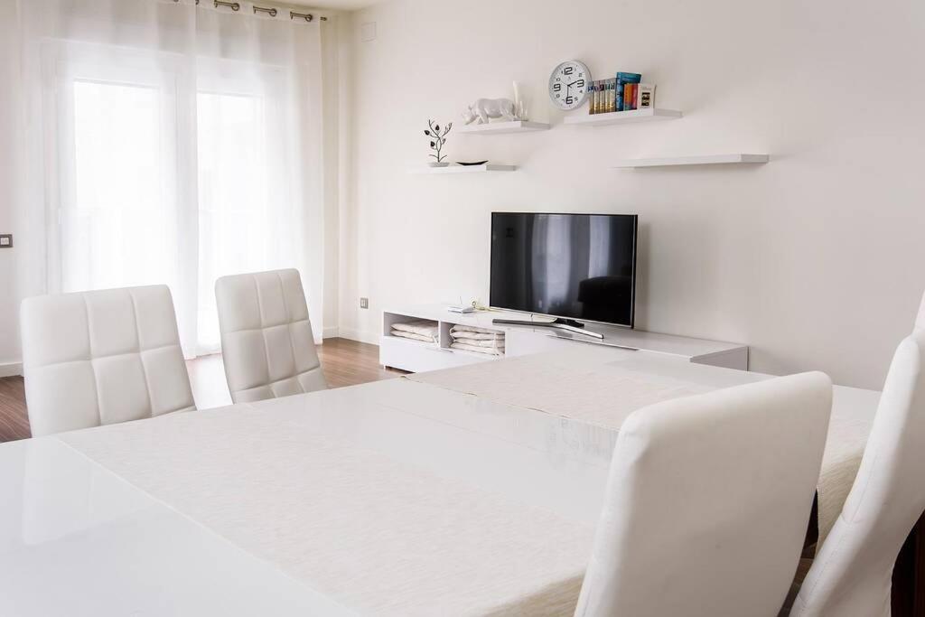 Televízia a/alebo spoločenská miestnosť v ubytovaní Salou THE Best Grand