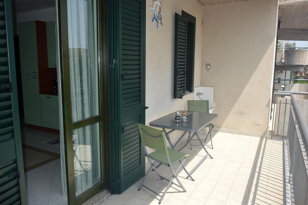 A balcony or terrace at Appartamento CasaSoleMare Fondachello
