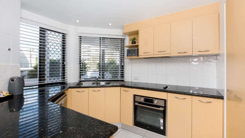 Cucina o angolo cottura di Aegean Mooloolaba