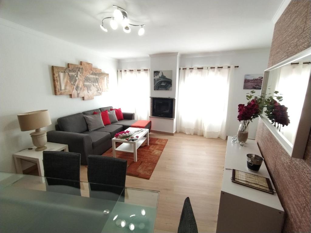 een woonkamer met een bank en een tafel bij Apartamento S. João da Foz in Porto