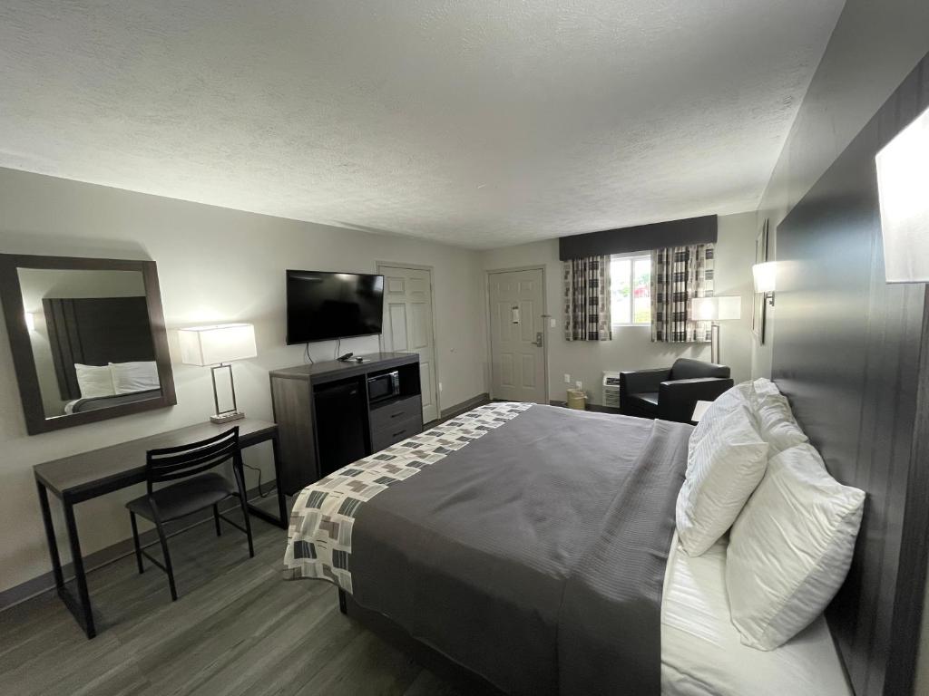 Embassy Inn - Hohenwald - King Room- Fumo