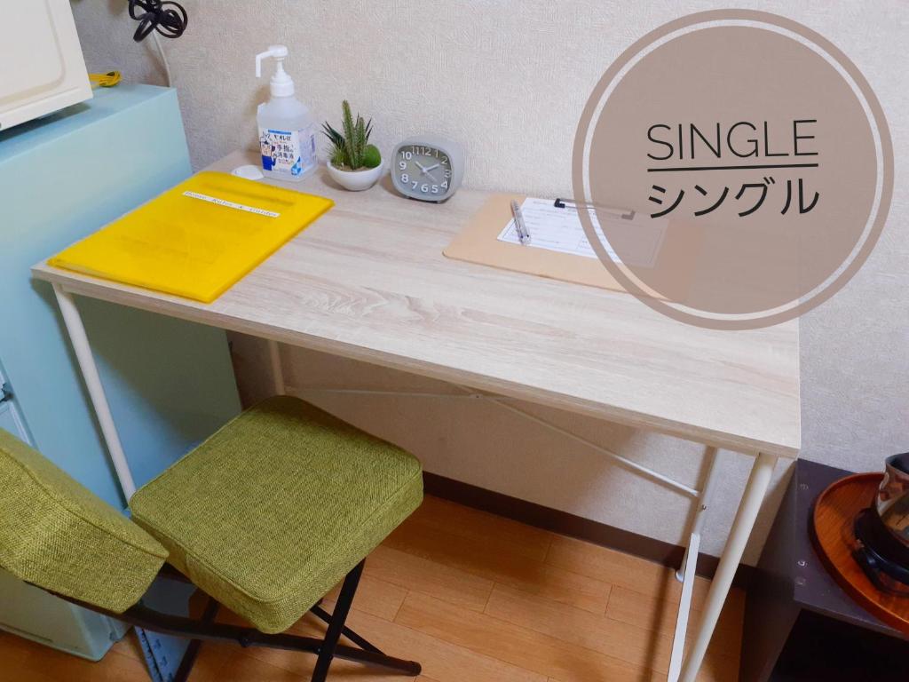 - un bureau avec une chaise et un miroir dans l'établissement Luxes Hiroshima2F ラクセス ヒロシマ2F, à Hiroshima