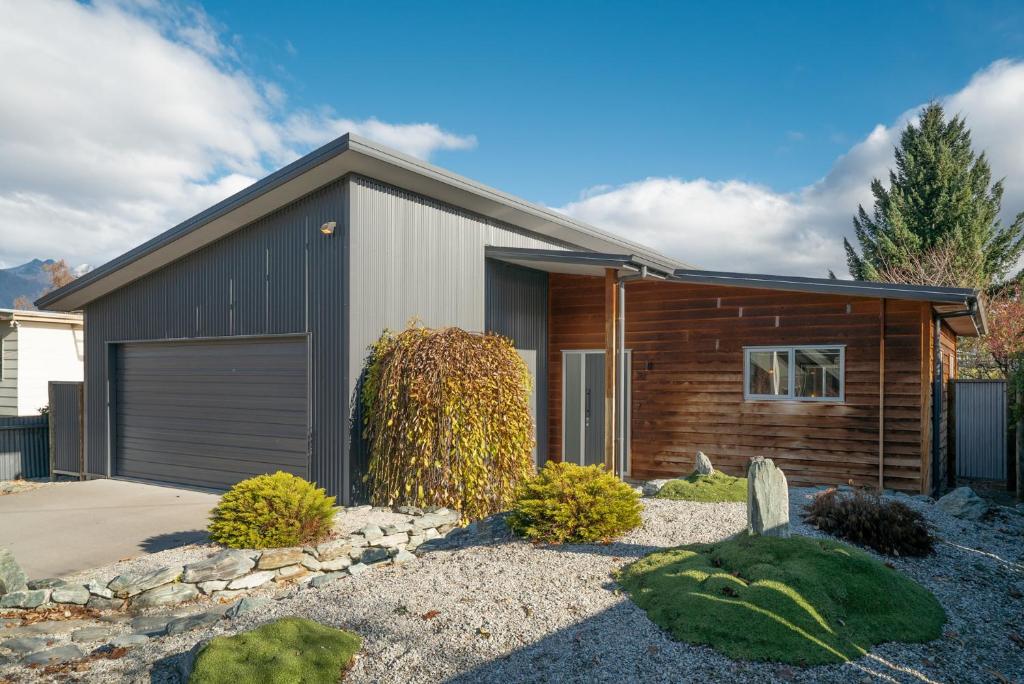 Modern Arrowtown Escape - Arrowtown Holiday Home main image.
