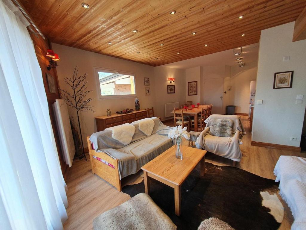 a living room with a couch and a table at Appartement Les Deux Alpes, 4 pièces, 10 personnes - FR-1-348-175 in Les Deux Alpes