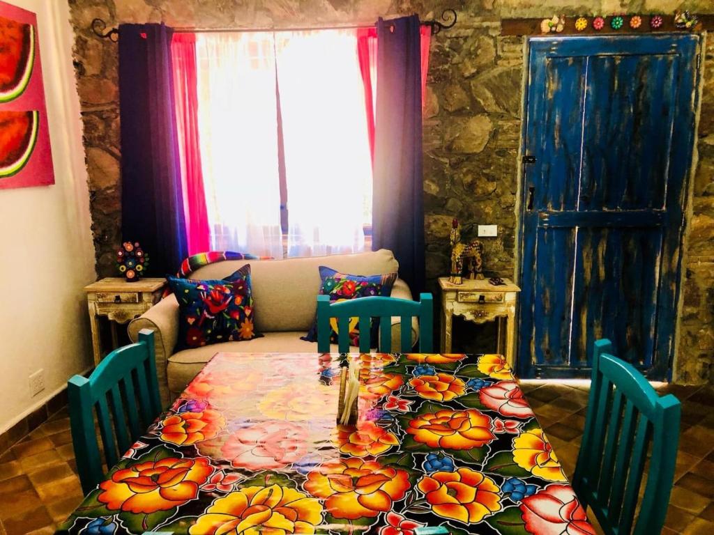 une salle à manger avec une table et des chaises et une chambre avec dans l'établissement Villa Puerta Azul at La Casa de Frida, à Loreto