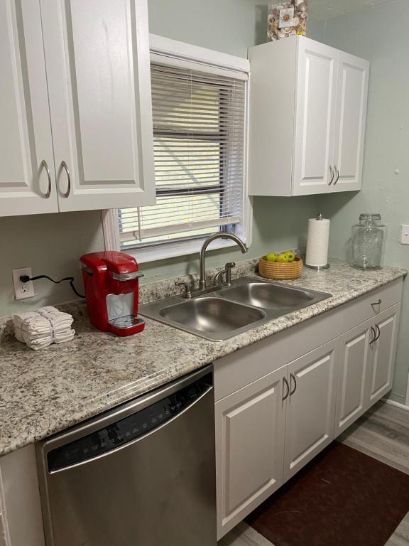 Una cocina o cocineta en 3 Bedroom House Option or 1 Bedroom Cottage Option or 3 Bedroom House plus 1 Bedroom Cottage Option that Sleeps 12 For Large Groups! FENCED BACKYARD PRIVATE PATIO AREAS! GRILL FIREPIT! PLENTY PARKING! and Boat Parking upon request