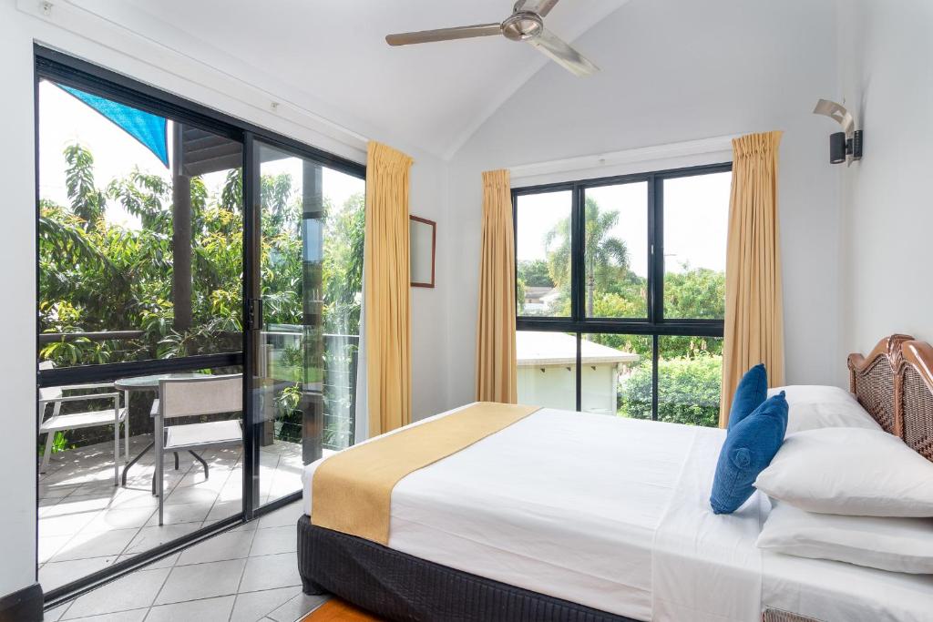 Säng eller sängar i ett rum på Dreamcatcher Beach-Side Apartments