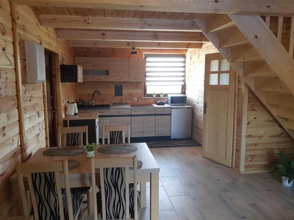 Kuchyňa alebo kuchynka v ubytovaní Domek Na Roztoczu