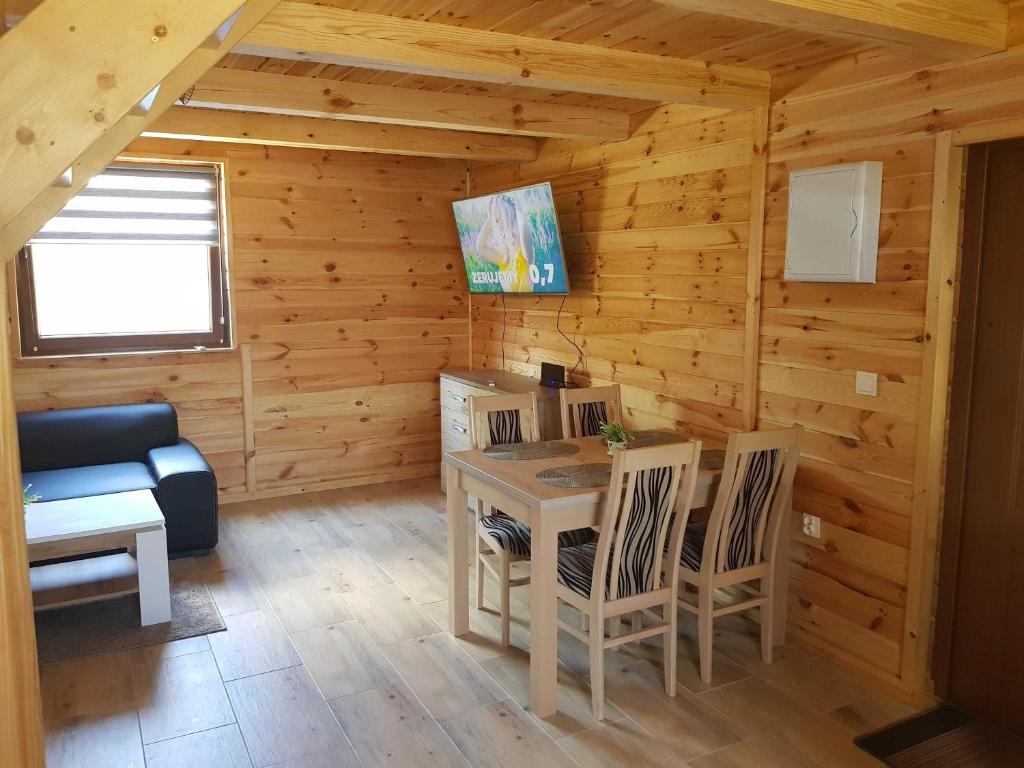 Televízia a/alebo spoločenská miestnosť v ubytovaní Domek Na Roztoczu