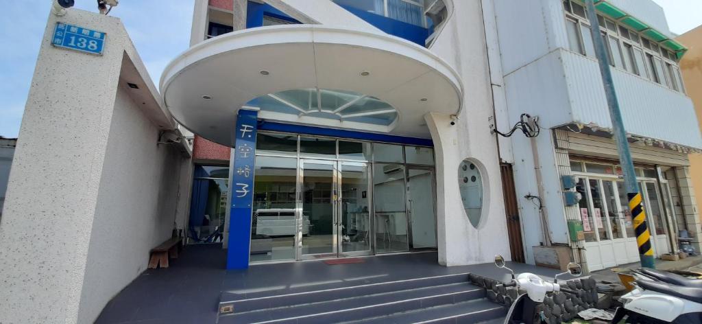 una entrada a un edificio con una puerta azul en SKY square Homestay, en Magong