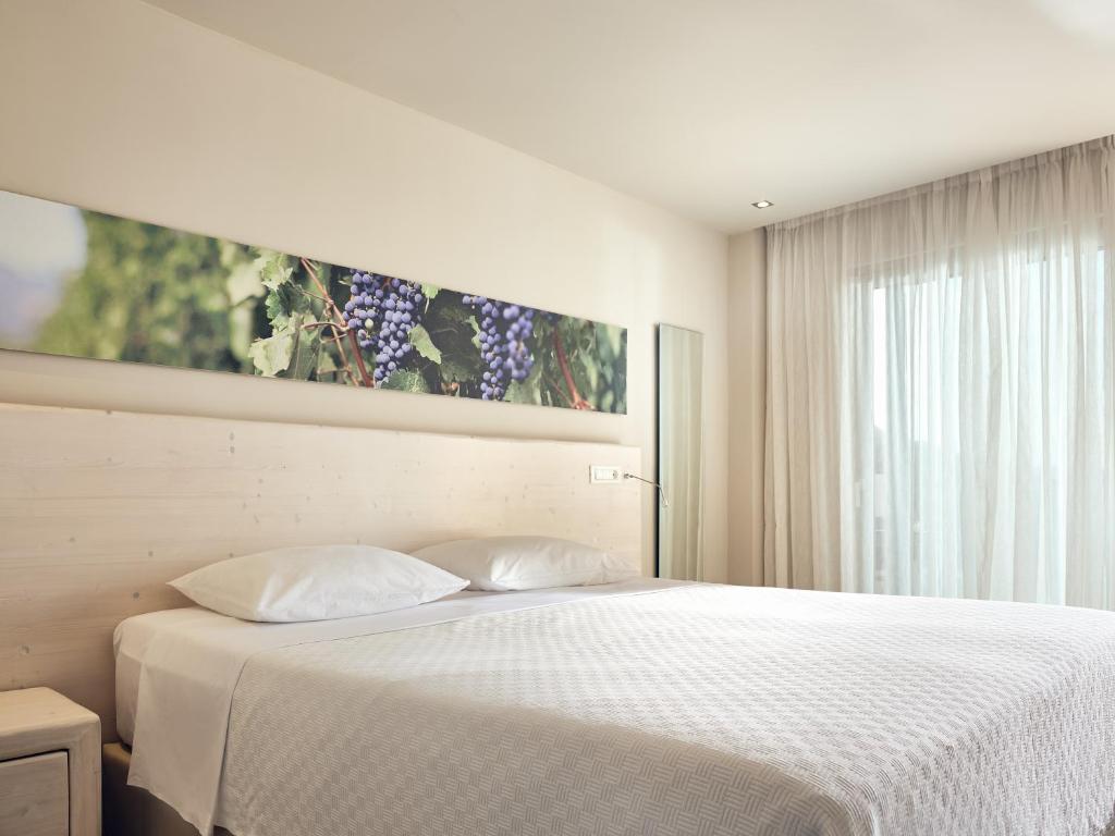 Postel nebo postele na pokoji v ubytování Ionian Hill Hotel