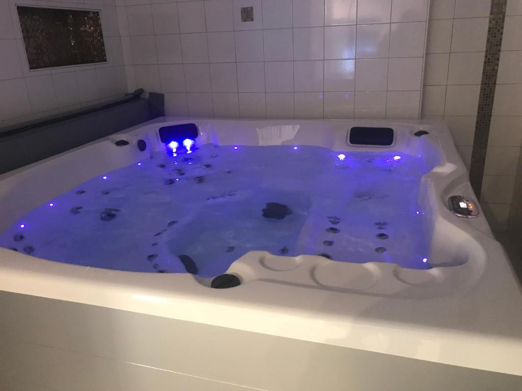 bañera con luces azules en Maison entière avec spa privatif Bulle sur Sye en Drome, en Aouste-sur-Sye