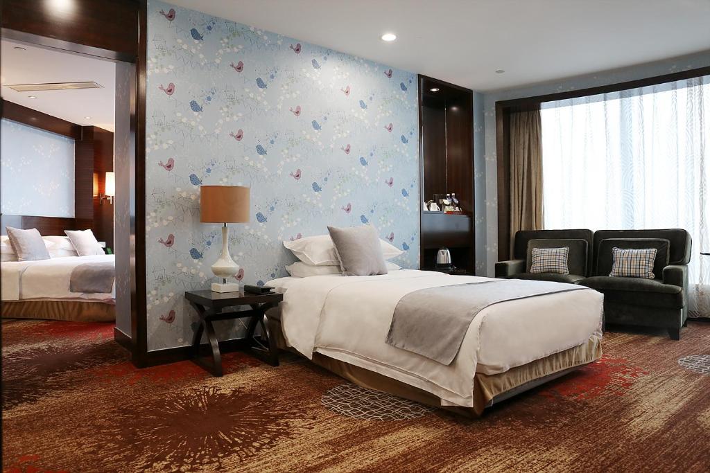 Postel nebo postele na pokoji v ubytování WuHu XingBai JinLing Hotel