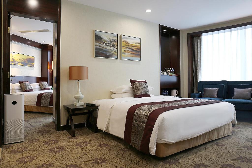Postel nebo postele na pokoji v ubytování WuHu XingBai JinLing Hotel
