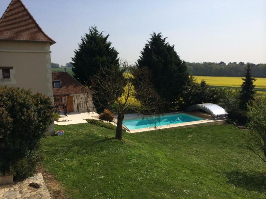 una piscina en un patio junto a una casa en Gîte Abilly, 2 pièces, 4 personnes - FR-1-381-368 en Abilly-Sur-Claise