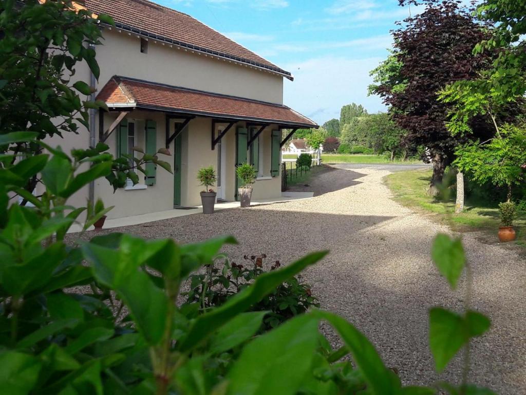 a house with a gravel driveway next to a road at Gîte Braye-Sous-Faye, 4 pièces, 6 personnes - FR-1-381-214 in Braye-sous-Faye