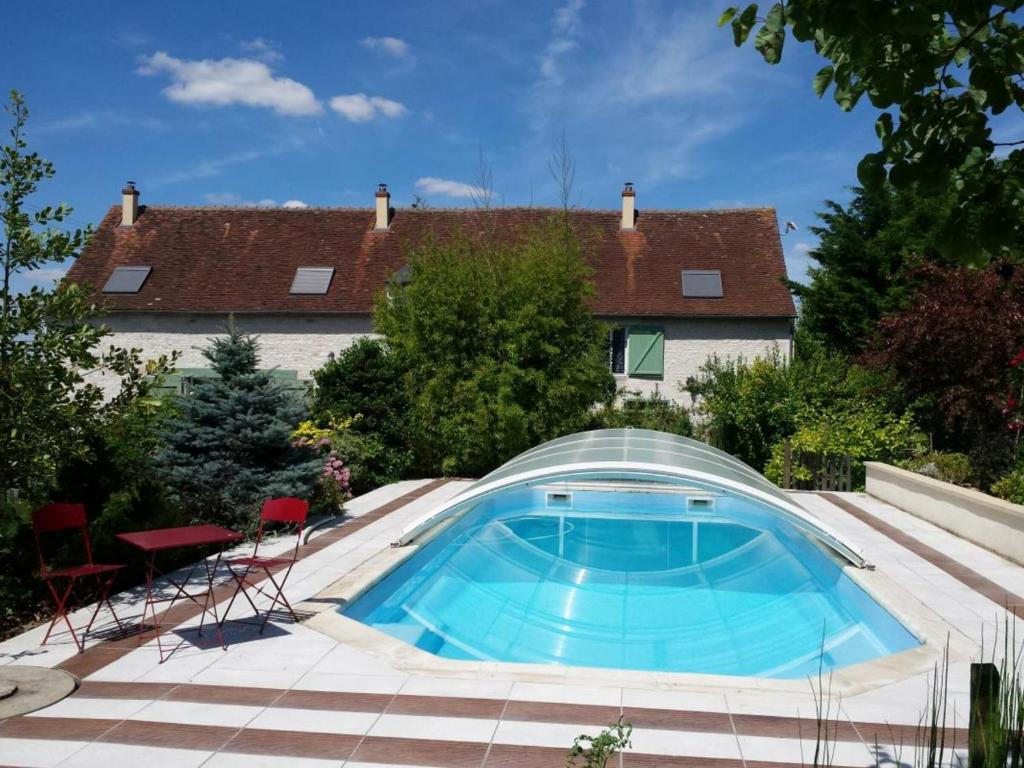 uma piscina em frente a uma casa em Gîte Civray-sur-Esves, 4 pièces, 6 personnes - FR-1-381-323 em Civray-sur-Esves