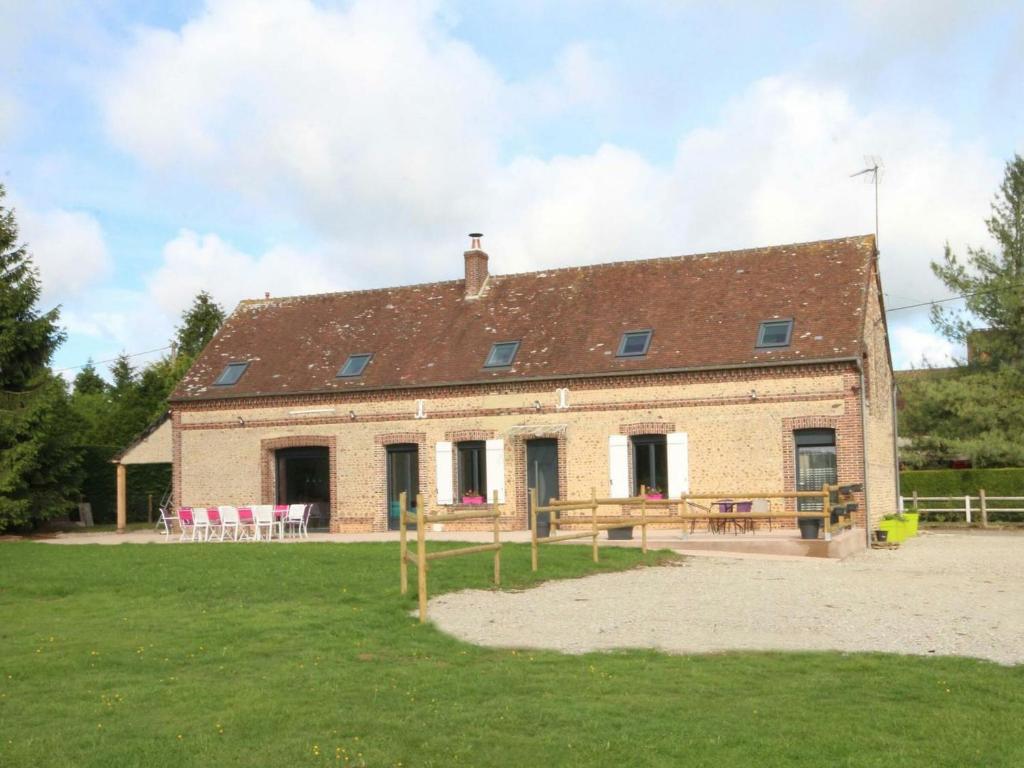 ein großes Backsteingebäude mit einem Picknicktisch davor in der Unterkunft Gîte Moussonvilliers, 6 pièces, 12 personnes - FR-1-497-51 in Moussonvilliers