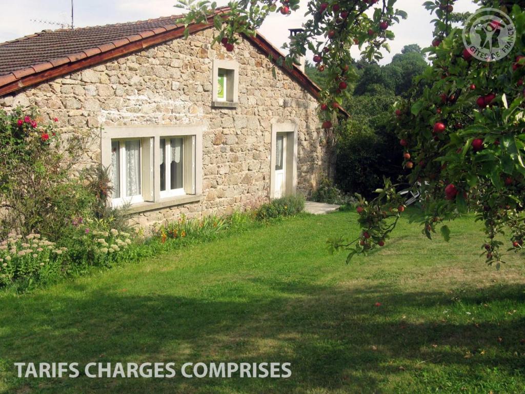 una casa de piedra con un patio de hierba delante de ella en Gîte Saint-Didier-sur-Rochefort, 3 pièces, 4 personnes - FR-1-496-12 en Saint-Didier-sur-Rochefort